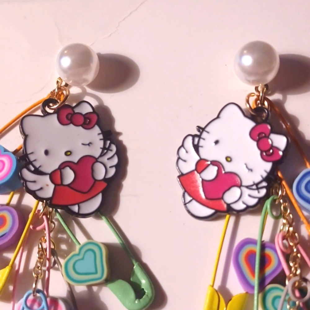 Hello Kitty Pinned to Love ❤️